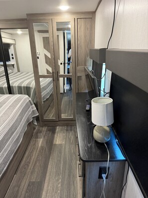 1 bedroom, iron/ironing board, internet, bed sheets - Charming RV with AC in Columbus for a cozy getaway (Columbus)