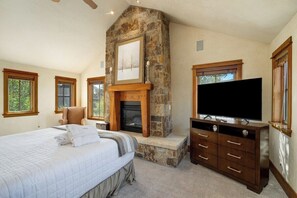 4 bedrooms, desk, iron/ironing board, free WiFi - Luxurious 4-bedroom home in Steamboat Springs with stunning Flat Tops views. (Steamboat Springs)