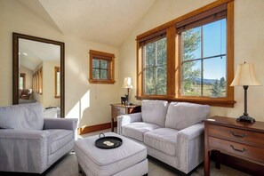 Smart TV, fireplace, stereo