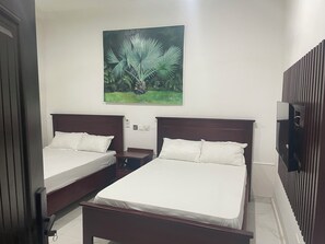 Habitación con 1 cama doble o 2 individuales, vistas al jardín | Baño | Ducha, toallas, jabón y papel higiénico