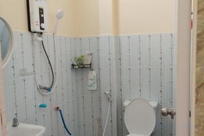 A bathroom with a toilet, sink, and shower. - Rim nam Resort (Nong Khai)