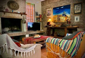 Smart TV, fireplace