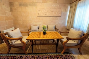 Comfort Suite, Garden View | Living area
