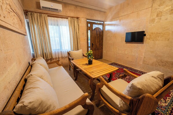 Comfort Suite, Garden View | Living area | 50-cm LCD TV with digital channels
