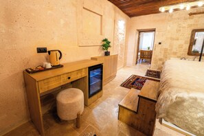 Comfort Suite, Garden View | Minibar, blackout drapes, iron/ironing board, free WiFi