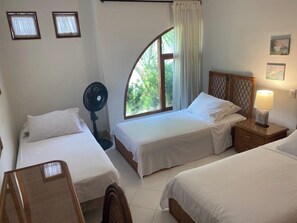 3 slaapkamers, een strijkplank/strijkijzer, wifi, beddengoed
