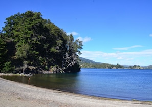Una playa cerca