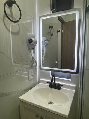 Séchoir à cheveux, serviettes fournies, savon, papier de toilette