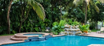 Tranquil 4-bedroom gated villa in The Acreage with pool and spa