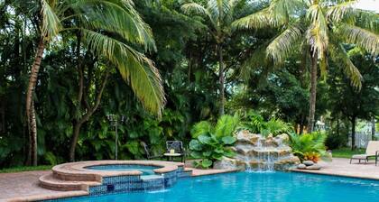 Tranquil 4-bedroom gated villa in The Acreage with pool and spa