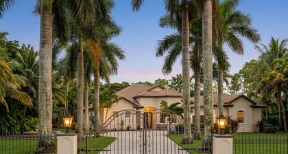 Tranquil 4-bedroom gated villa in The Acreage with pool and spa