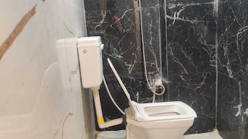 Deluxe Room | Bathroom | Shower, rainfall showerhead, free toiletries, bidet