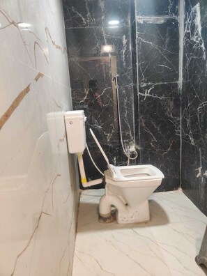 Habitación Deluxe | Baño | Regadera, amenidades de baño gratuitas, toallas, jabón