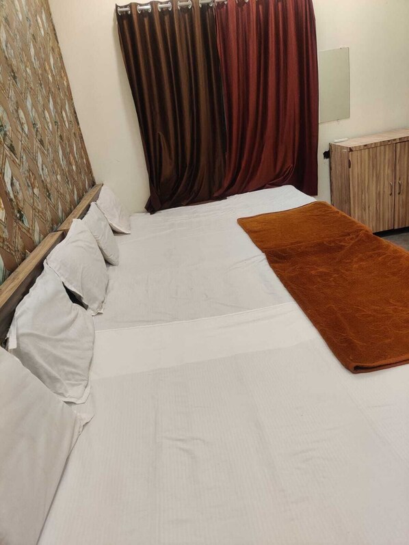 Family Room | Desk, bed sheets
