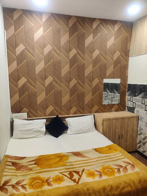 Deluxe Room | Desk, bed sheets