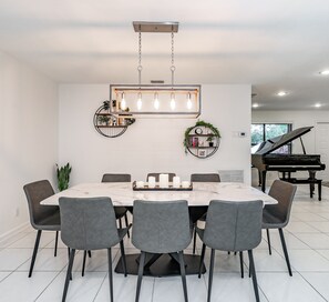 Luxury-Villa, 4 Schlafzimmer, Whirlpool, Gartenblick | Esszimmer