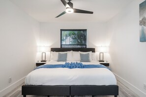 ラグジュアリー ヴィラ 4 ベッドルーム スパ浴槽 ガーデンビュー | 高級寝具、客室ごとに異なる装飾、客室ごとに異なるインテリア、アイロン / アイロン台