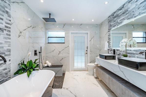 Luxury-Villa, 4 Schlafzimmer, Whirlpool, Gartenblick | Badezimmer