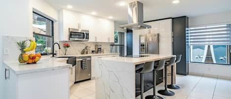 Villa luxueuse, 4 chambres, vue sur le jardin | Cuisine privée | CafetiÚre-théiÚre, bouilloire électrique, produits de nettoyage