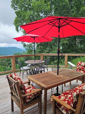 Outdoor dining -  Beautiful 5-bedroom log cabin with spectacular mountain views. (Newland)