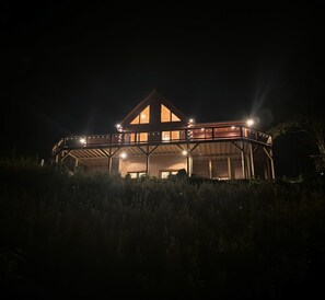 Exterior -  Beautiful 5-bedroom log cabin with spectacular mountain views. (Newland)