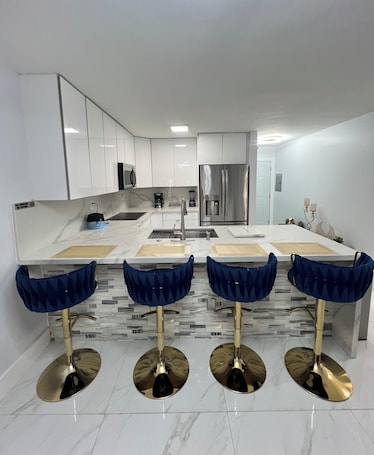 Fridge, microwave, oven, stovetop. Near Airport king size bed parking