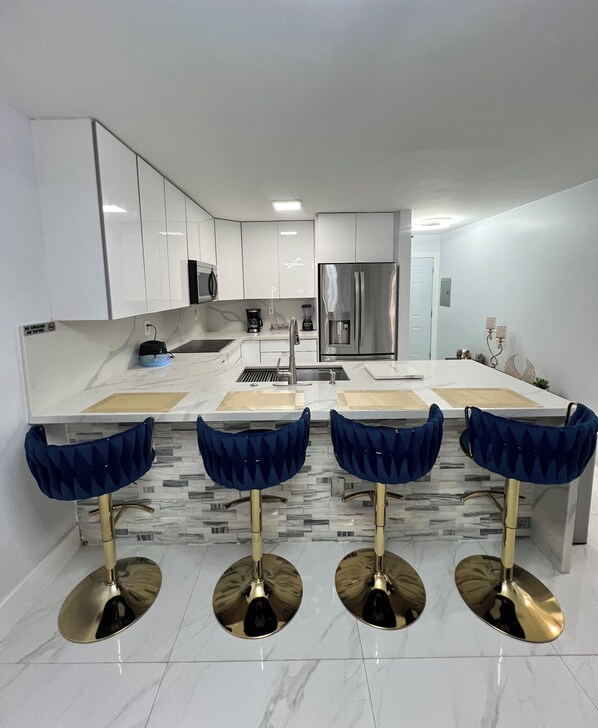 Réfrigérateur, micro-ondes, four, plaque de cuisson