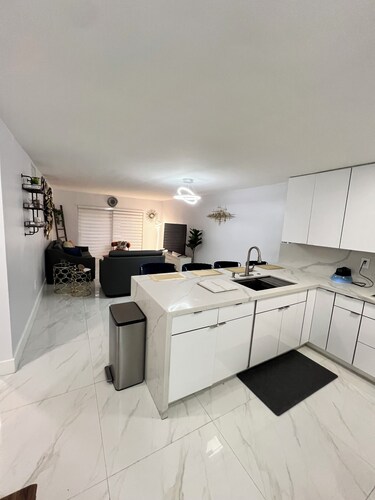 Near Airport king size bed parking