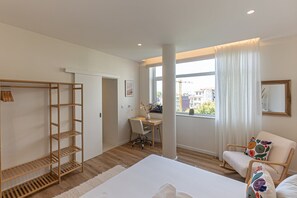 3 makuuhuonetta, työpöytä, silitysrauta/-lauta, internet