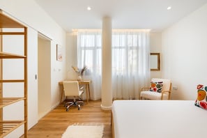 3 bedrooms, desk, iron/ironing board, internet