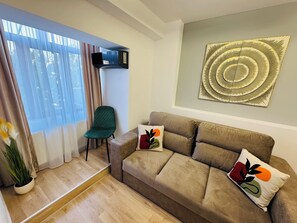 Escritorio y espacio para trabajar con laptop 