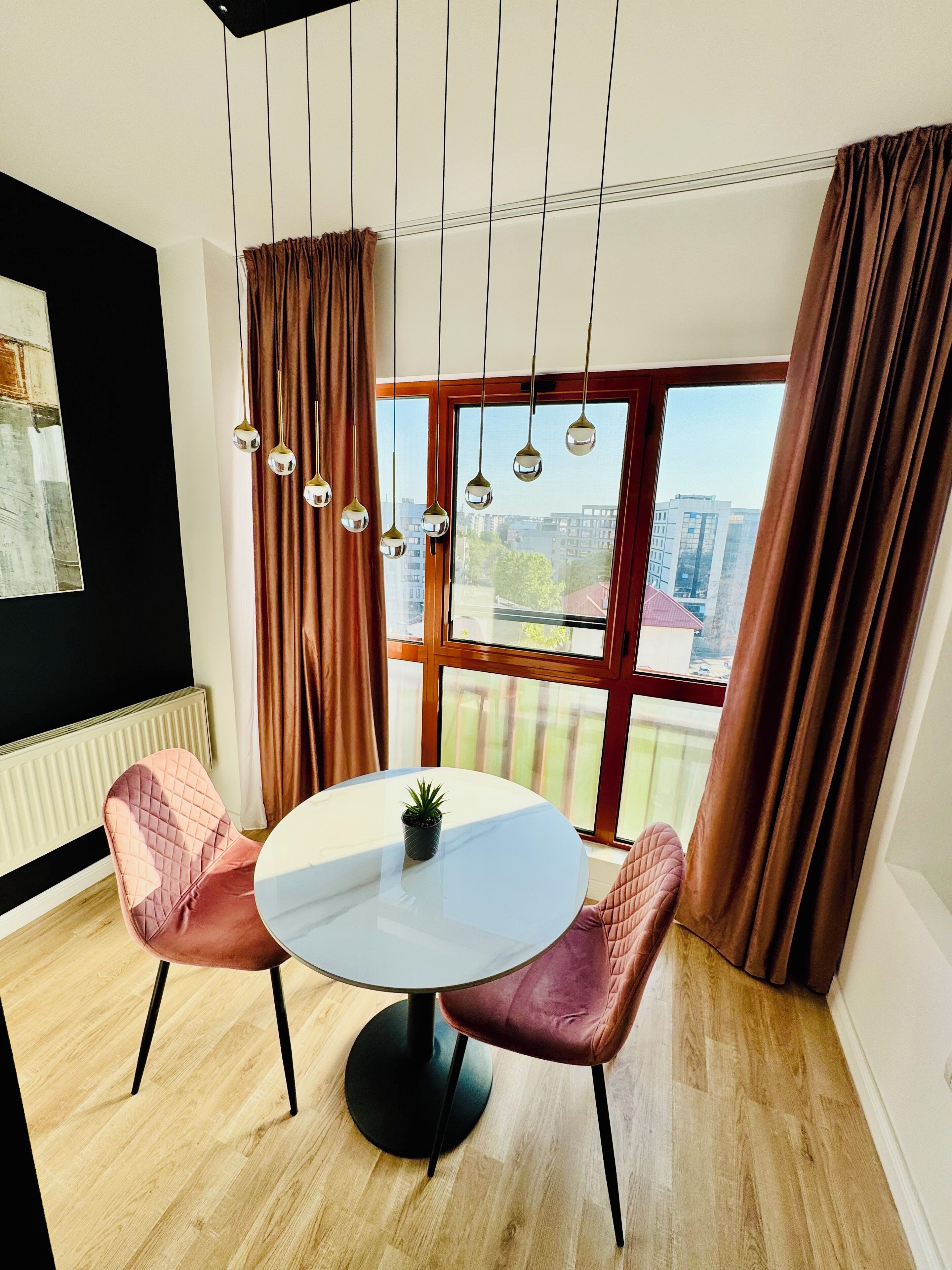 Studio Suite | Meja kerja, ruang kerja ramah laptop, dan setrika/meja setrika