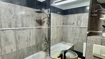 Premier Apartment | Bathroom | Free toiletries, hair dryer, towels, soap