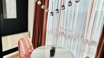 Studio Suite | Desk, laptop workspace, iron/ironing board, free WiFi