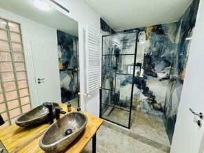 Studio Suite | Bathroom | Free toiletries, hair dryer, towels, soap - Metropole Apartments Prime Suites (Bucharest)