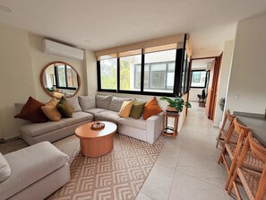 Appartement, plusieurs lits, accès piscine, vue ville (Amoara 301) | Coin séjour