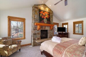4 bedrooms, desk, iron/ironing board, free WiFi - Spacious 4BR home in Steamboat Springs with mountain views, perfect for families. (Steamboat Springs)