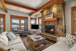Smart TV, fireplace, table football, stereo - Spacious 4BR home in Steamboat Springs with mountain views, perfect for families. (Steamboat Springs)