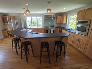 Microondas, horno, placa de cocina, lavavajillas