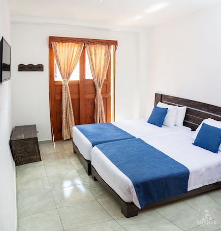 Habitación doble | Wifi gratis y accesible en silla de ruedas. Hotel Madre Laura