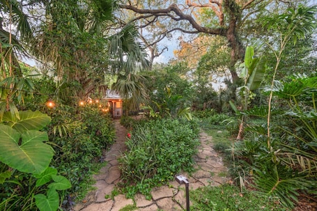 Property grounds. Madeira Cottage - Amphitheater