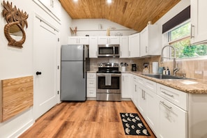 Geladeira, micro-ondas, cooktop, cafeteira/chaleira