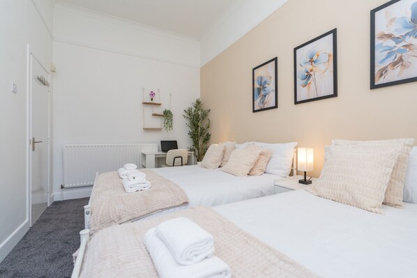 Tabla de planchar con plancha, wifi gratis y ropa de cama