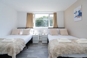 Tabla de planchar con plancha, wifi gratis y ropa de cama