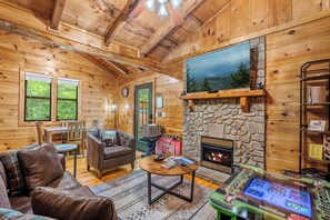 Smart-tv, een open haard, videospelletjes en boeken