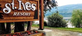 Cozy retreat on the Shuswap Lake.  1 bedroom condo with loft. Pet-friendly.
