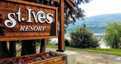 Cozy retreat on the Shuswap Lake. 1 bedroom condo with loft. Pet-friendly.
