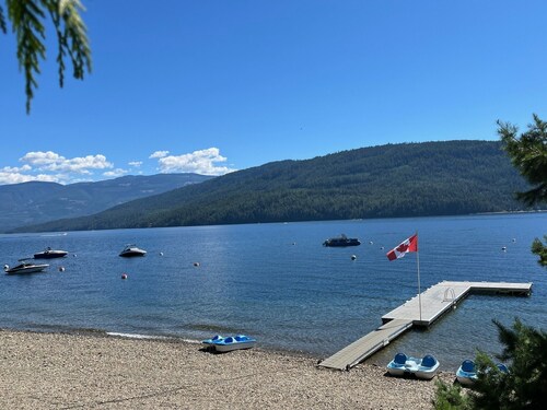 Cozy retreat on the Shuswap Lake.  1 bedroom condo with loft. Pet-friendly.