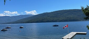 Cozy retreat on the Shuswap Lake.  1 bedroom condo with loft. Pet-friendly.