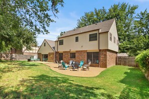 Outdoor dining - Beautiful Spacious Home near OU Campus (Norman)